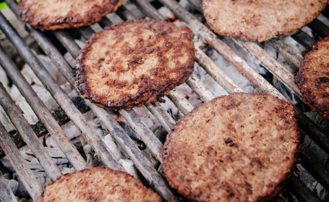 CLARA LARA BURGERS ON THE BBQ