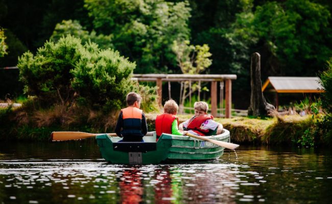 Clara Lara Fun Park Boys in the Rowing Boats