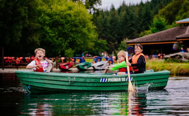 Clara Lara Fun Park Splash Time in Rowing Boats